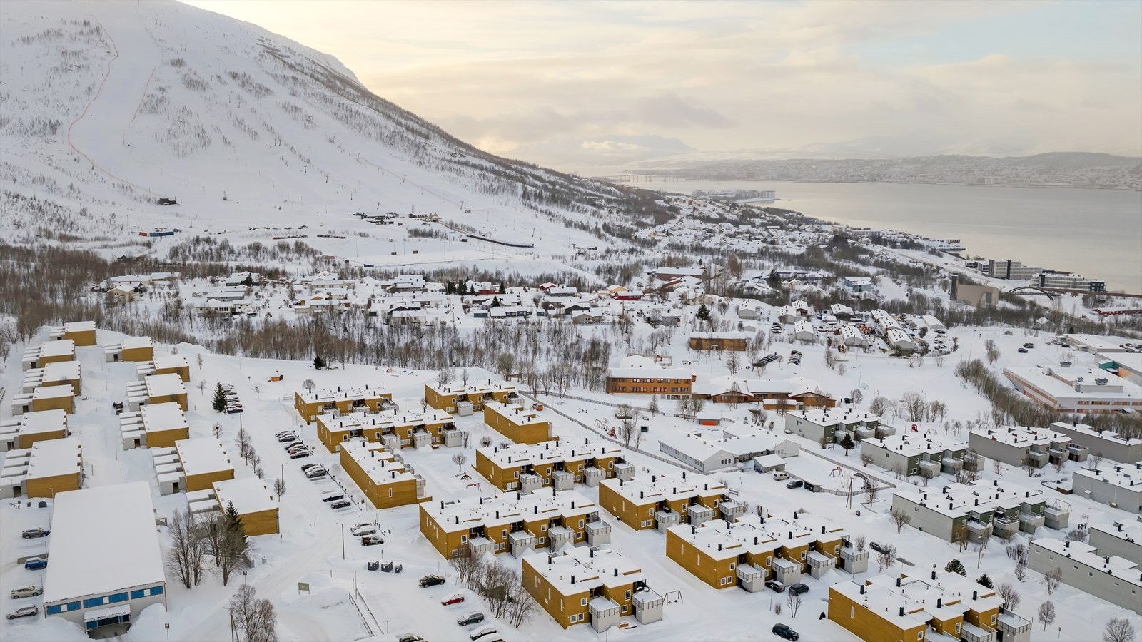 Her bor du i et rolig bomiljø med lav trafikal belastning. Kort vei til lekeplasser, skoler og barnehager. Perfekt for barnefamilier! Galleribilde