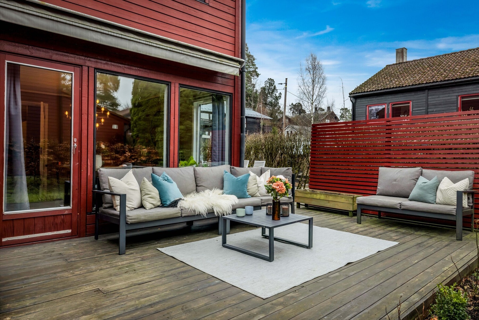 Markterrassen på hele 29 kvm er av nyere dato og går langs sør- og vestsiden av fasaden. Galleribilde