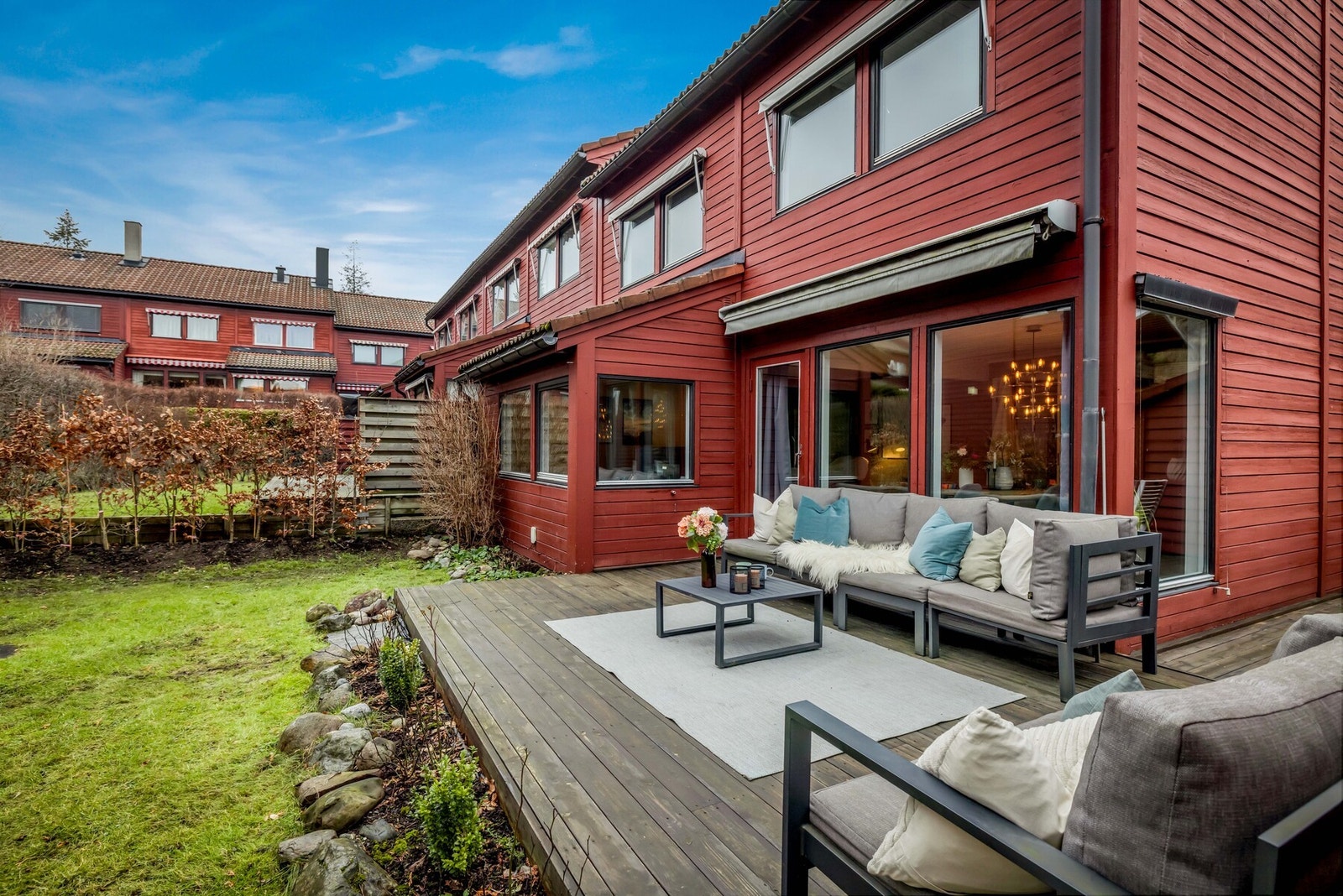 Rekkehuset ligger flott plassert i enderekken. Beliggenheten er rolig og skjermet. Galleribilde