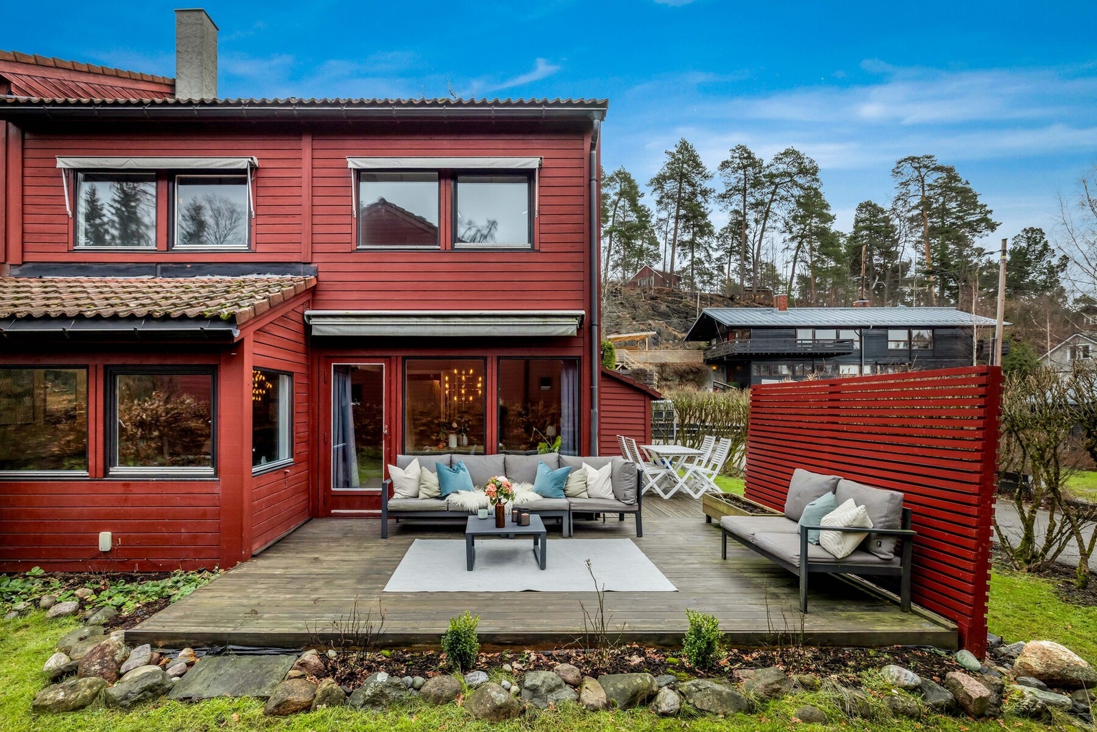 Utearealet består av en stor, solrik markterrasse og koselig hage med plass for lek. Galleribilde