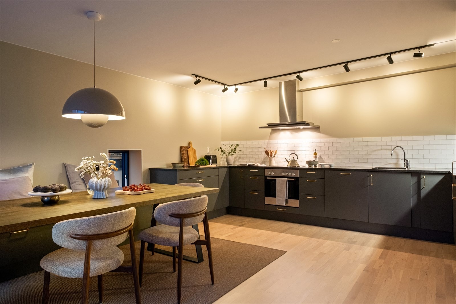 Lekkert Sigdal-kjøkken med glatte fronter og flott benkeplate i stein. Galleribilde