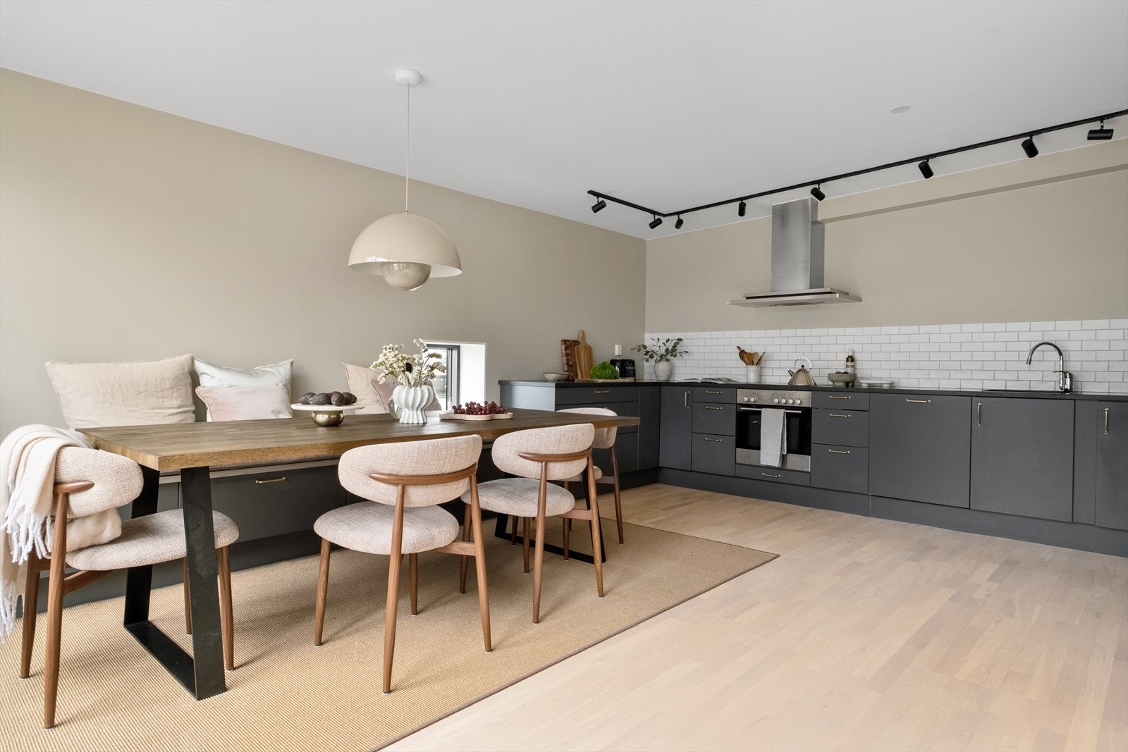 Kjøkkenet byr på integrerte hvitevarer, herunder platetopp, stekeovn, oppvaskmaskin og kjøleskap. Galleribilde