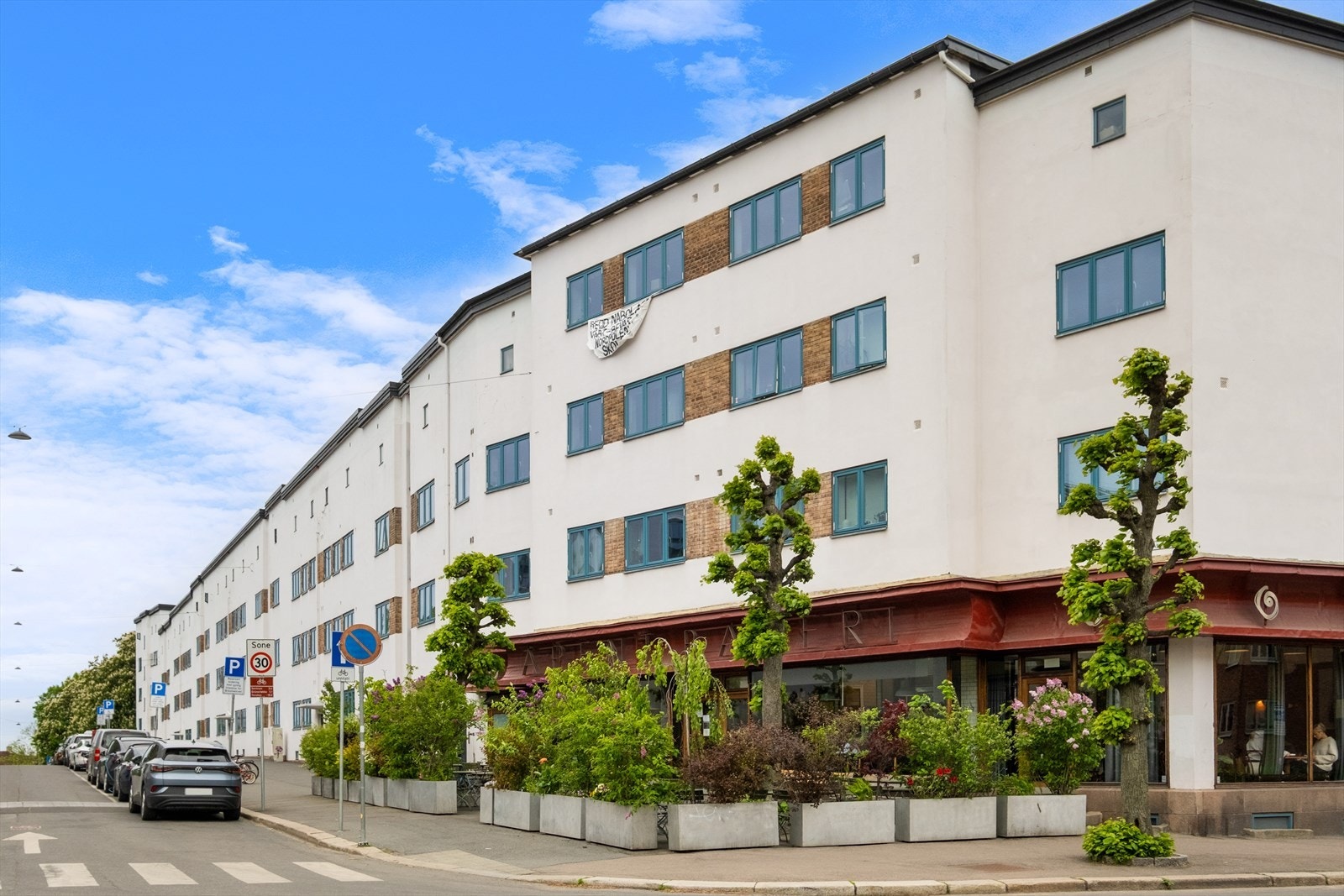 Åpent bakeri og pizzarestauranten Lofthus Samvirkelag ligger i samme bygg som borettslaget. Galleribilde