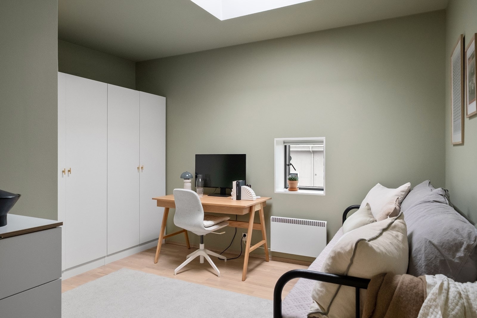 Det andre soverommet fungerer godt som soverom, gjesterom eller kontor. Galleribilde