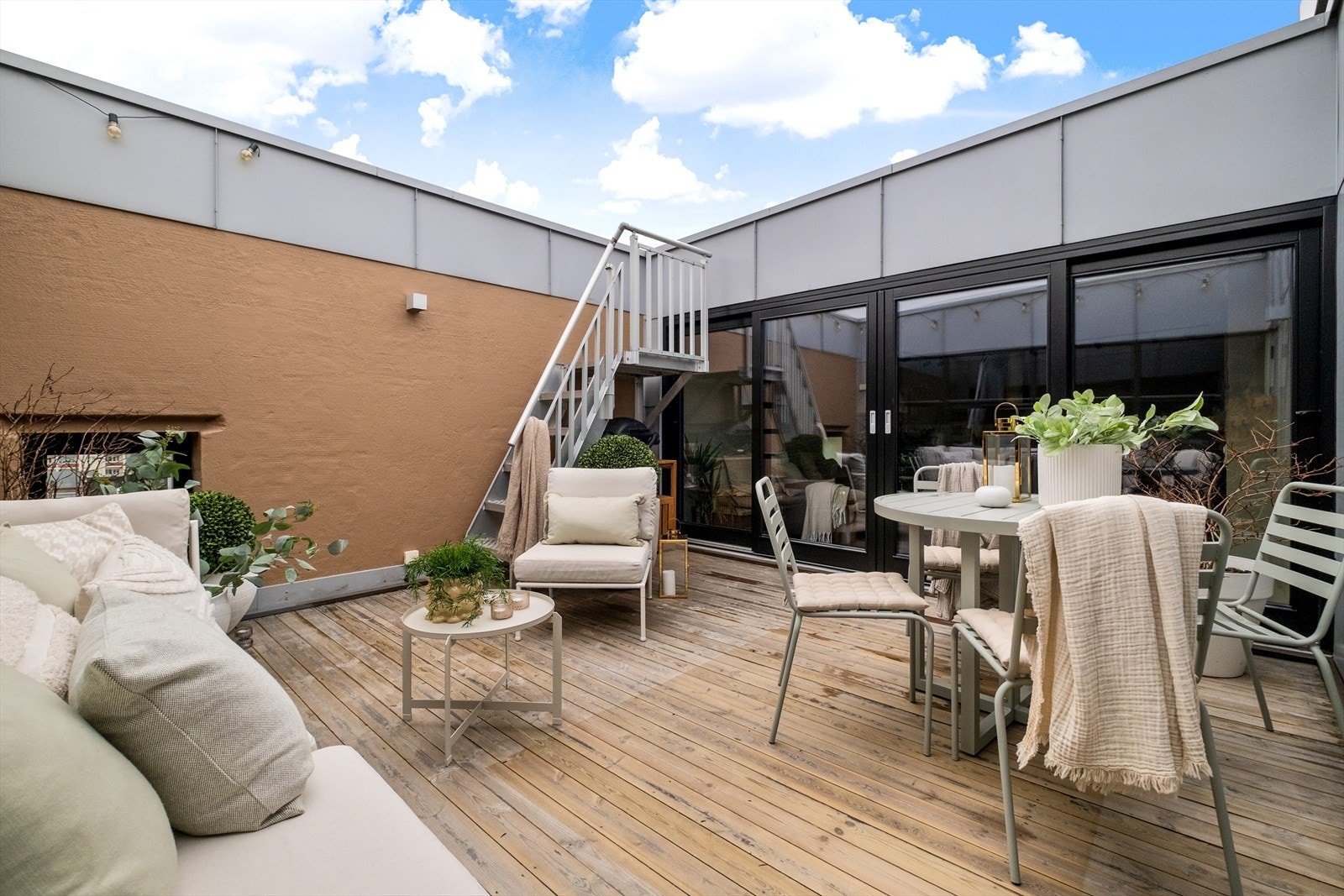 Her er det god plass til sofaseksjon, spiseplass, grill og beplantning. Galleribilde