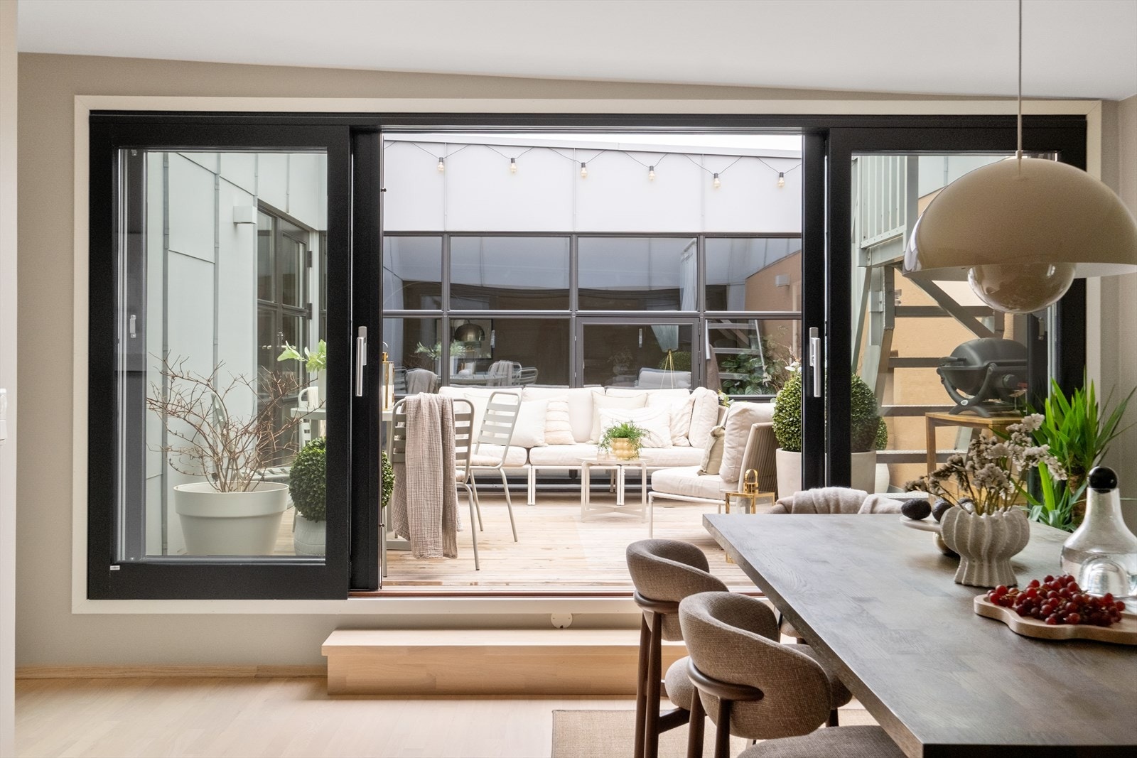 Kjøkkenet har store skyvedører ut til uteplassen. Galleribilde