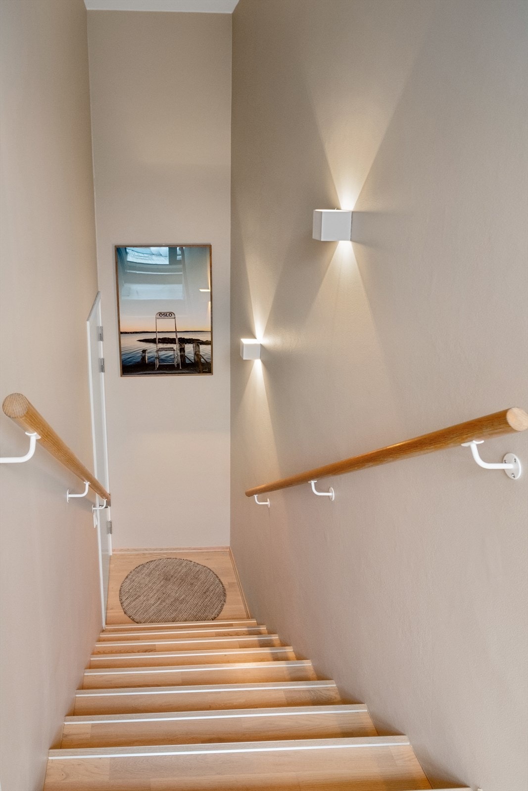 Innbydende entré med elegant trappeløsning opp til gangen. Galleribilde