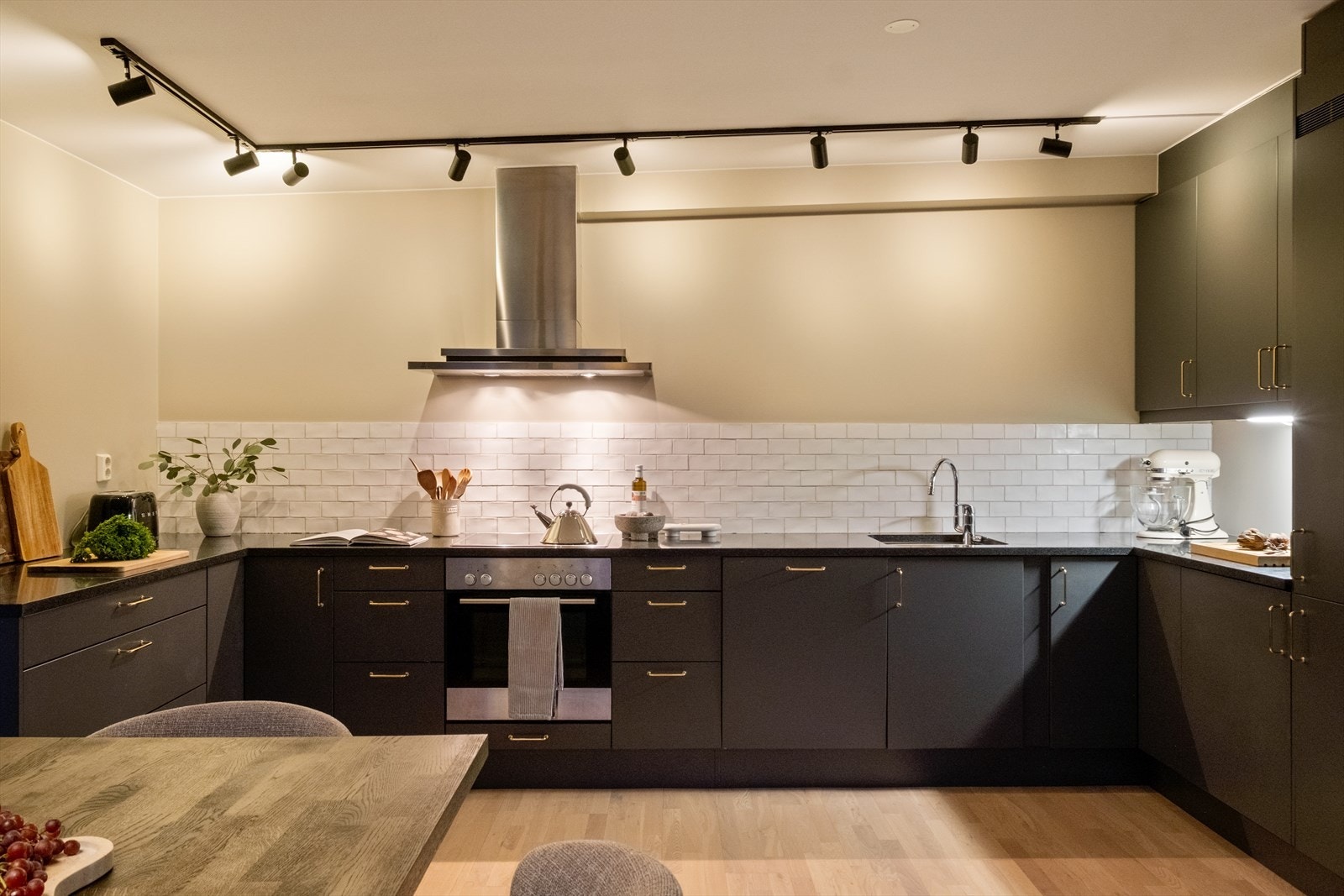 Rikelig med arbeidsflate på benkeplaten og god oppbevaringsplass i underskapene. Galleribilde