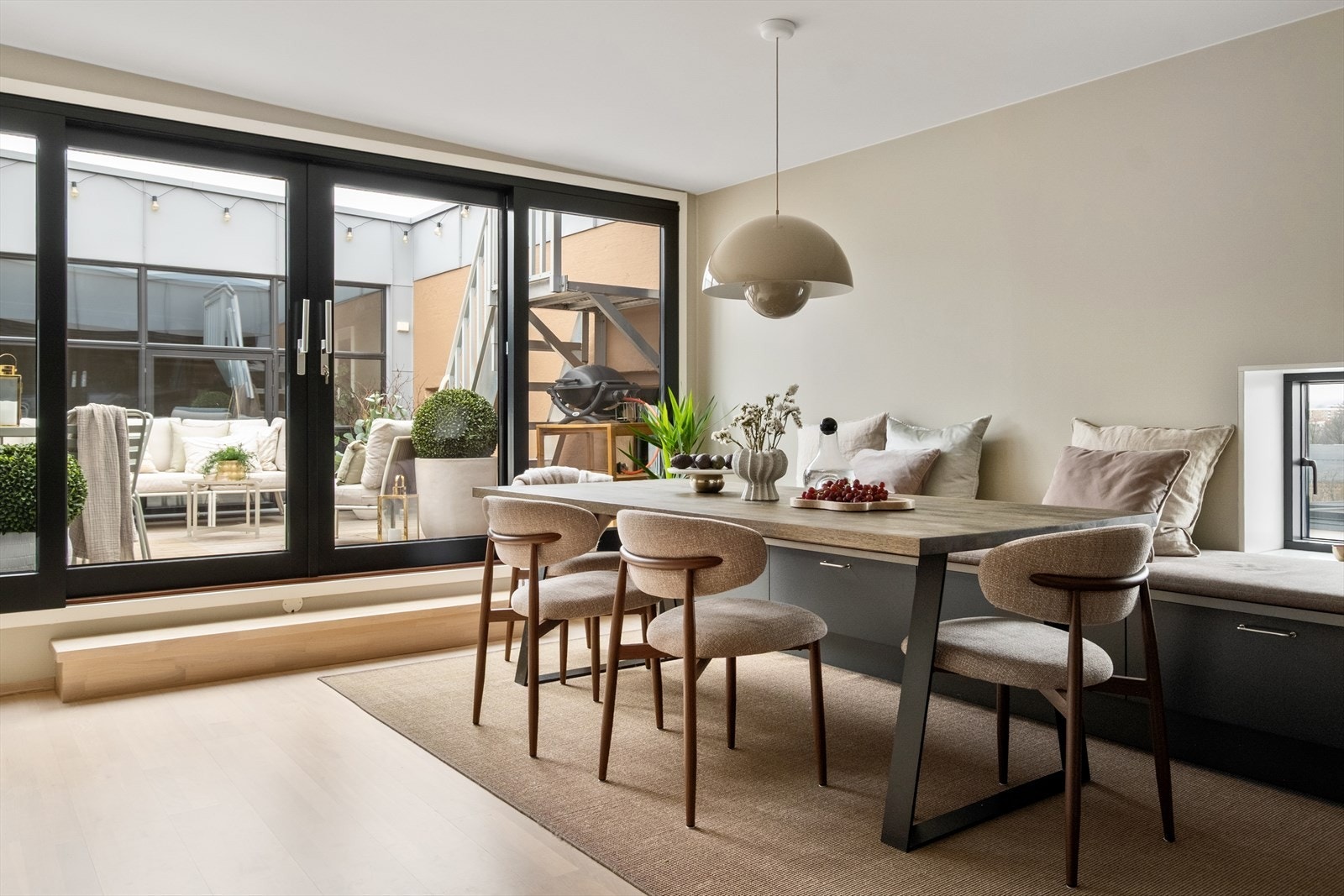 Det er god plass til en romslig spiseplass på kjøkkenet. I forlengelse av kjøkkenbenken er det bygd praktisk sittebenk i tilknytning til spiseplassen. Galleribilde