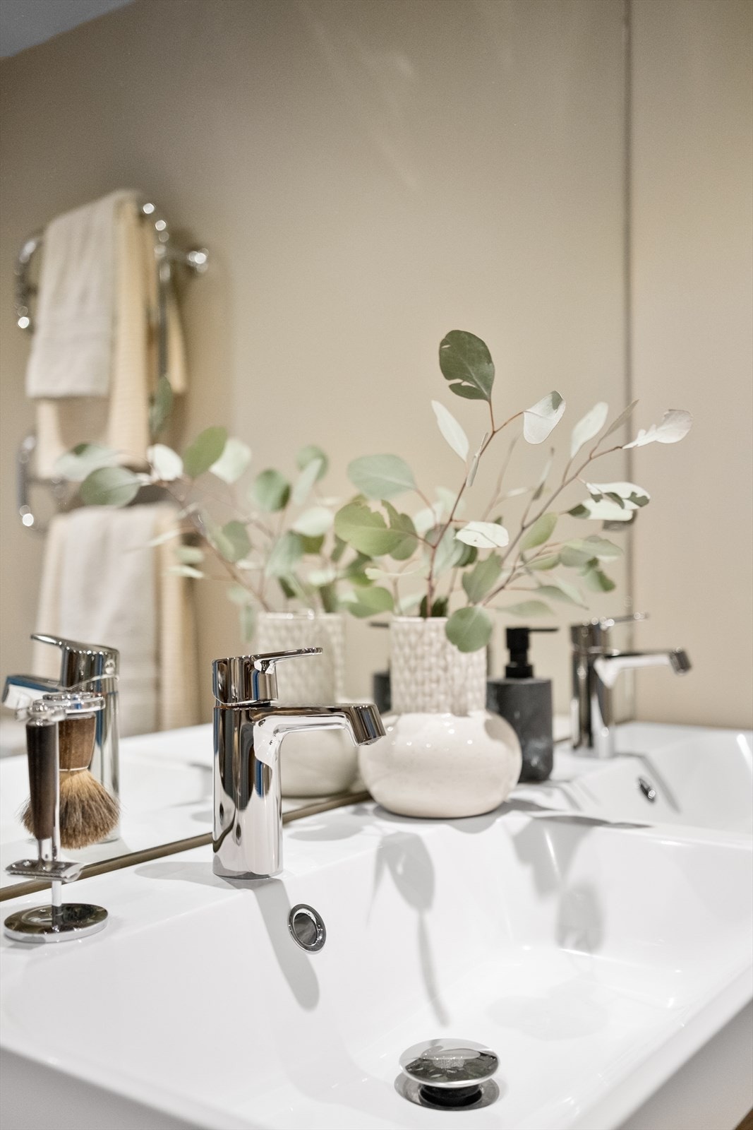 Badet ble oppgradert med lekker ny dobbeltservant i 2025, samt glassdør foran vaskemaskinen. Galleribilde