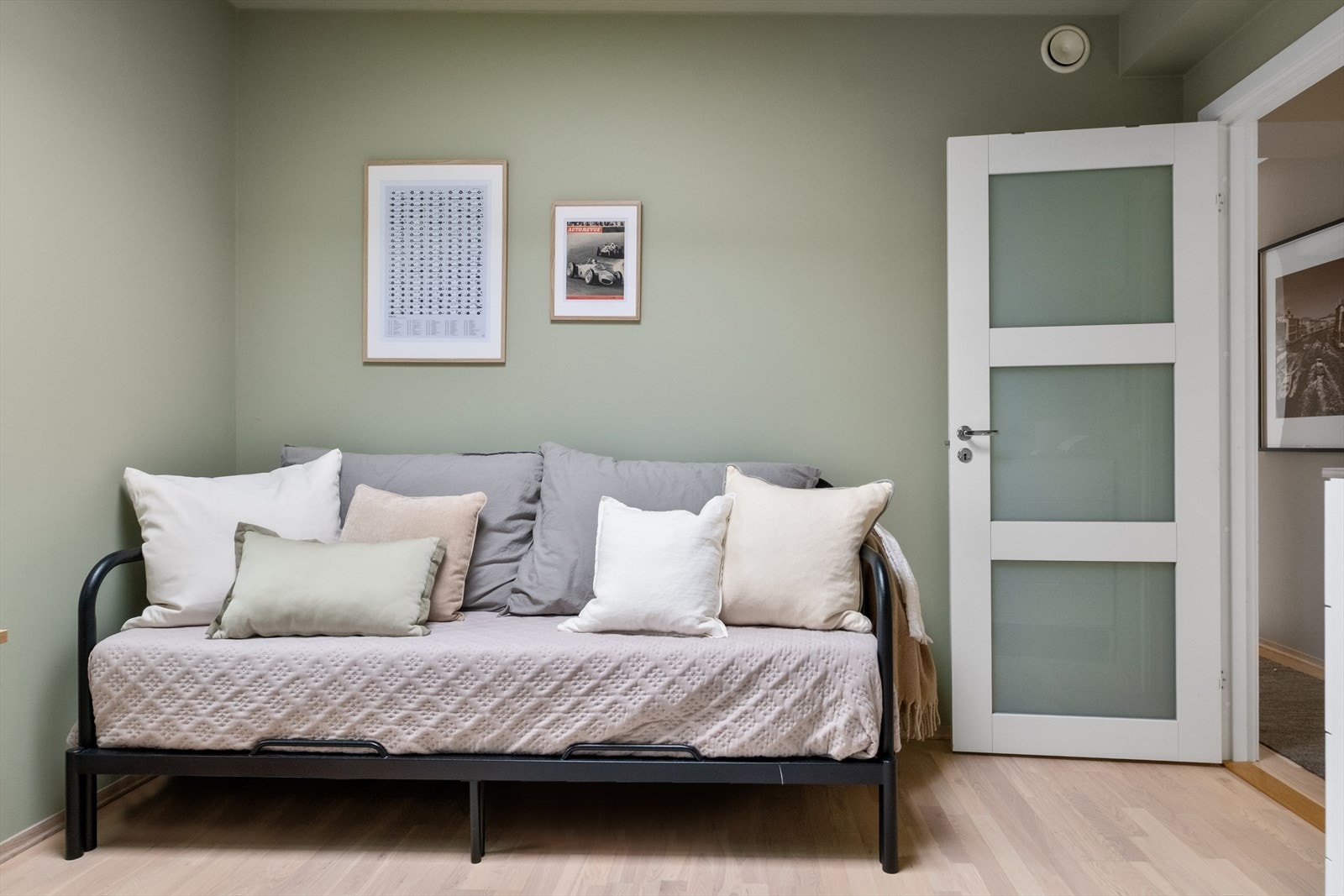 Begge soverommene vender mot rolig enveiskjørt gate. Galleribilde