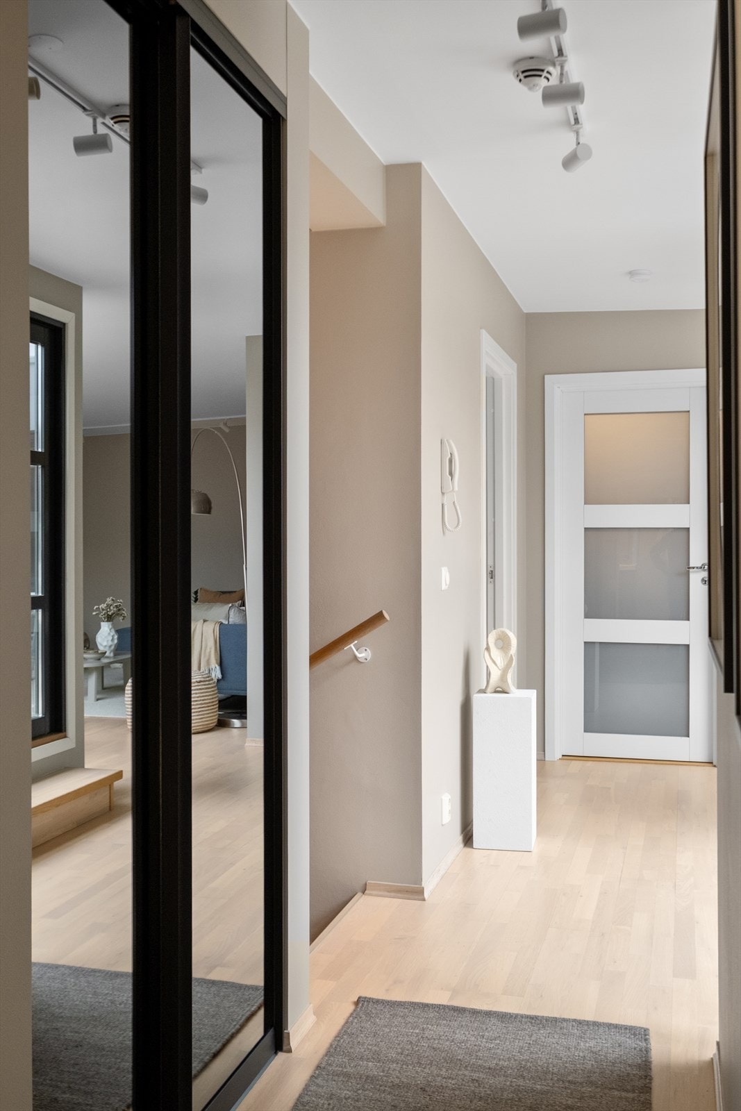 I gangen møtes du av store glassflater mot atriet som gir et flott førsteinntrykk. Gangen har gode oppbevaringsmuligheter i skyvedørsgarderobe. Galleribilde