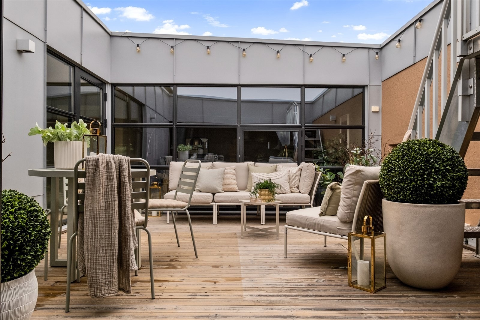 De store vindusflatene fra gulv til tak slipper inn rikelig med naturlig lys og skaper en luftig atmosfære i hele leiligheten. Galleribilde