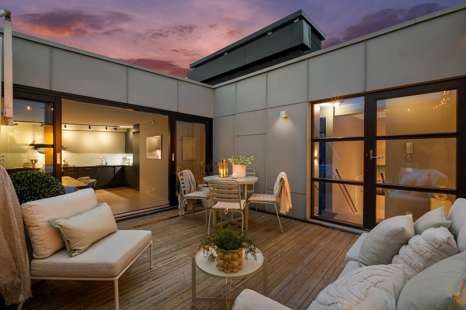 Midt i leiligheten finner du den unike og solrike atriet/takterrassen på ca. 17 kvm. Galleribilde