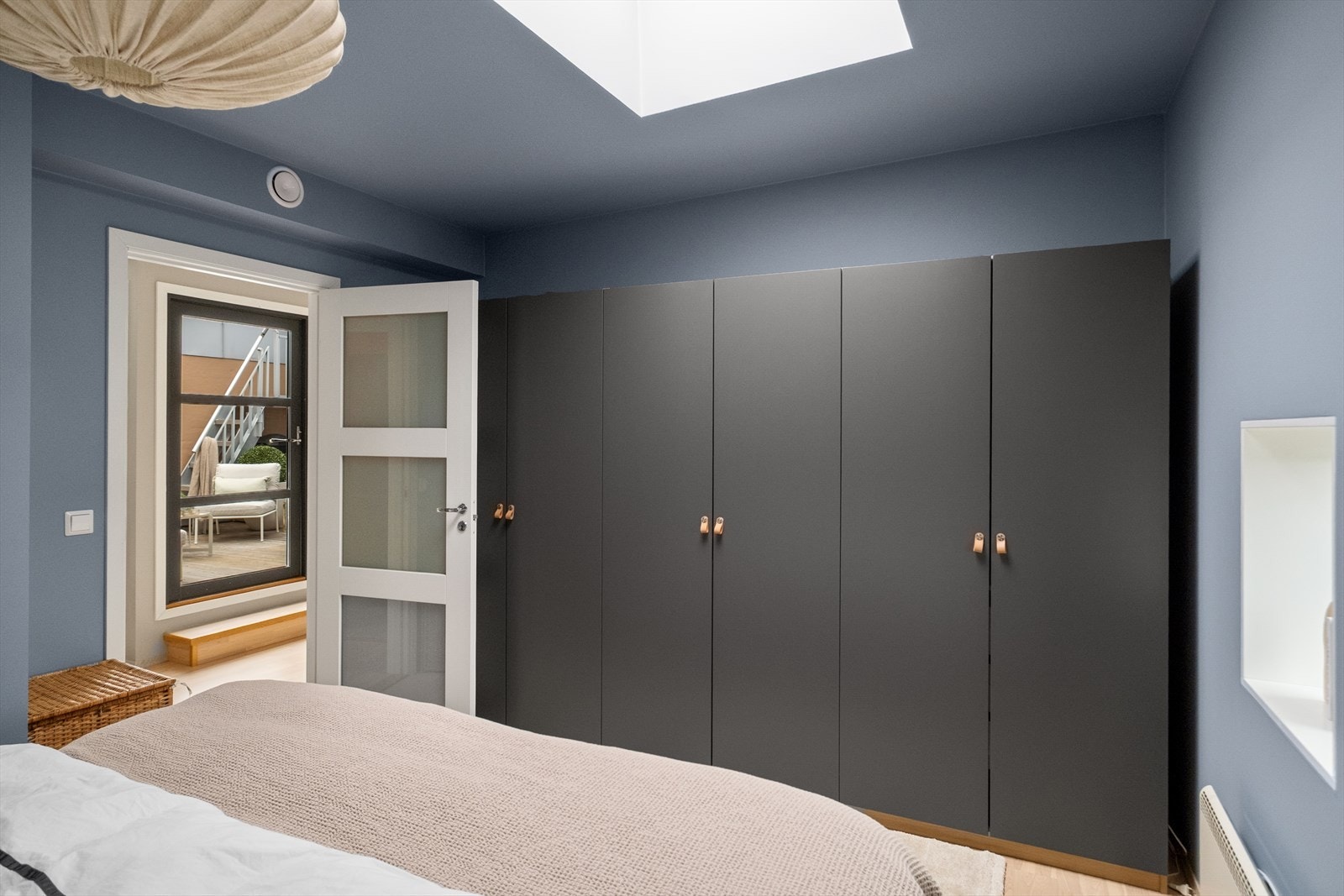 Stor garderobe sørger for god oppbevaring. Stilig takvindu gir ekstra lys. Galleribilde