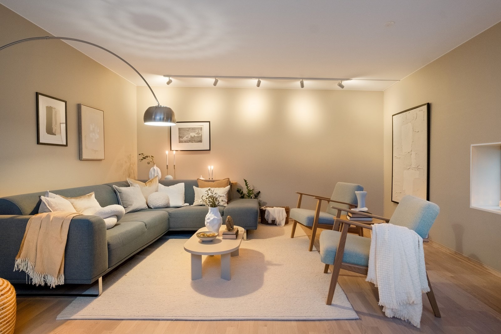 Lys og åpen stue med store vinduer mot atriet. Galleribilde