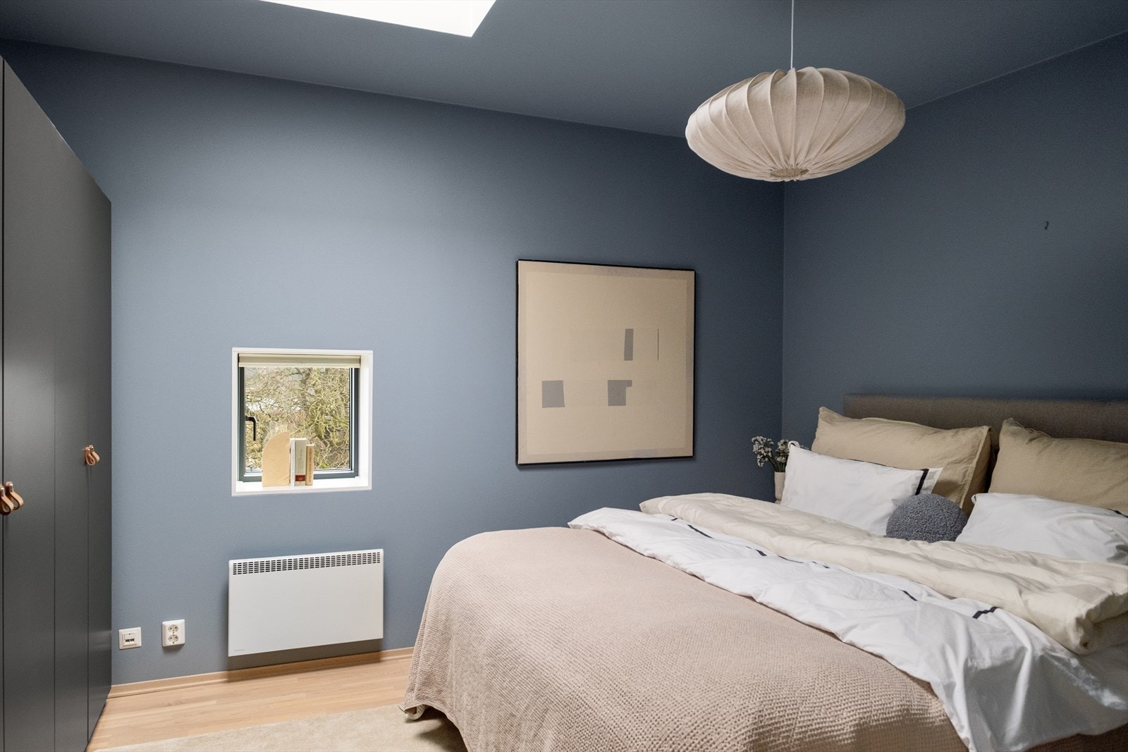 Hovedsoverommet har god plass til dobbeltseng og nattbord. Galleribilde