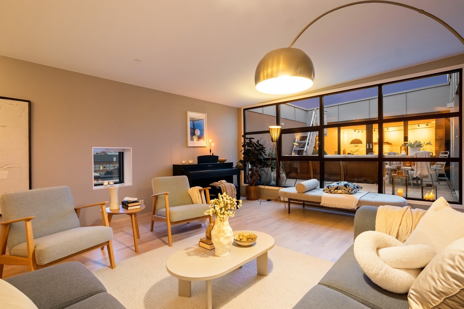 Leiligheten har en god planløsning som beveger seg rundt atriet, med vindusflater fra gulv til tak som gir rikelig med naturlig lys i hele boligen. Galleribilde