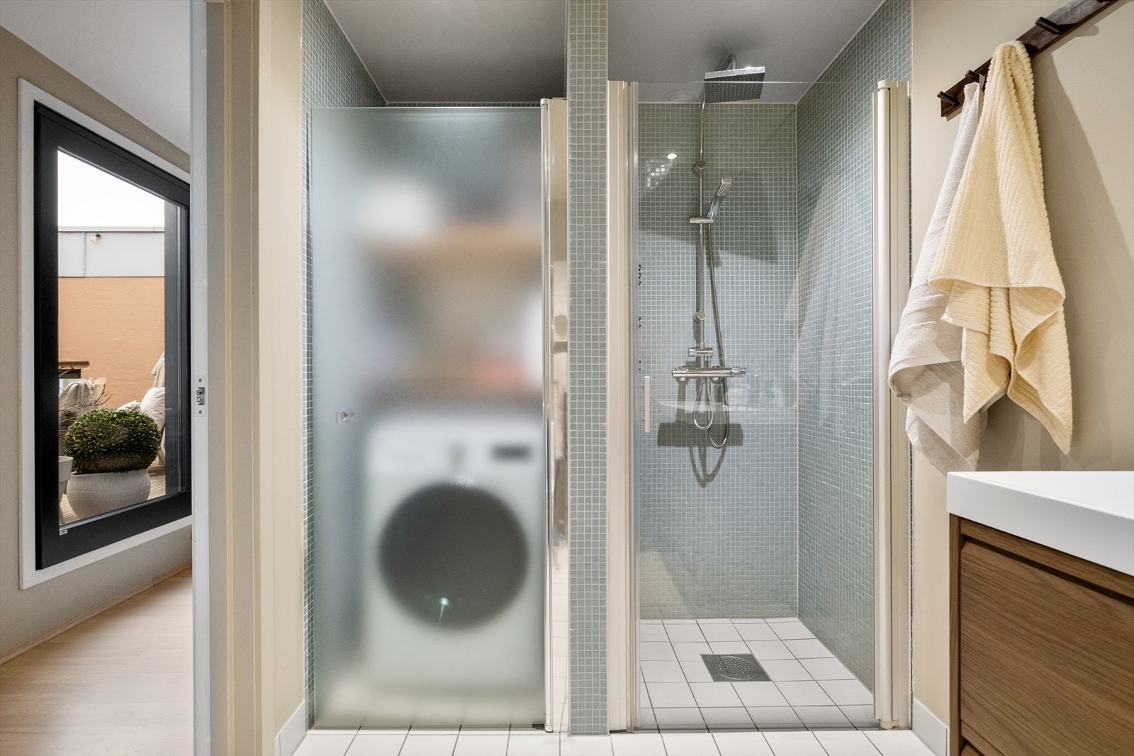 Videre er badet utstyrt med toalett, dusjløsning med glassavskjerming og mekanisk avtrekk. Galleribilde