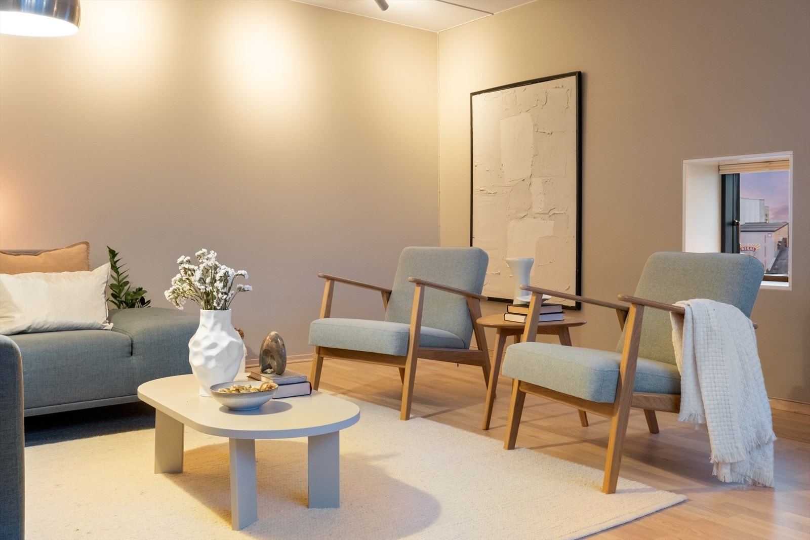 Den gjennomtenkte planløsningen gir fleksible møbleringsmuligheter og god plass til både sofagruppe og TV-løsning. Galleribilde