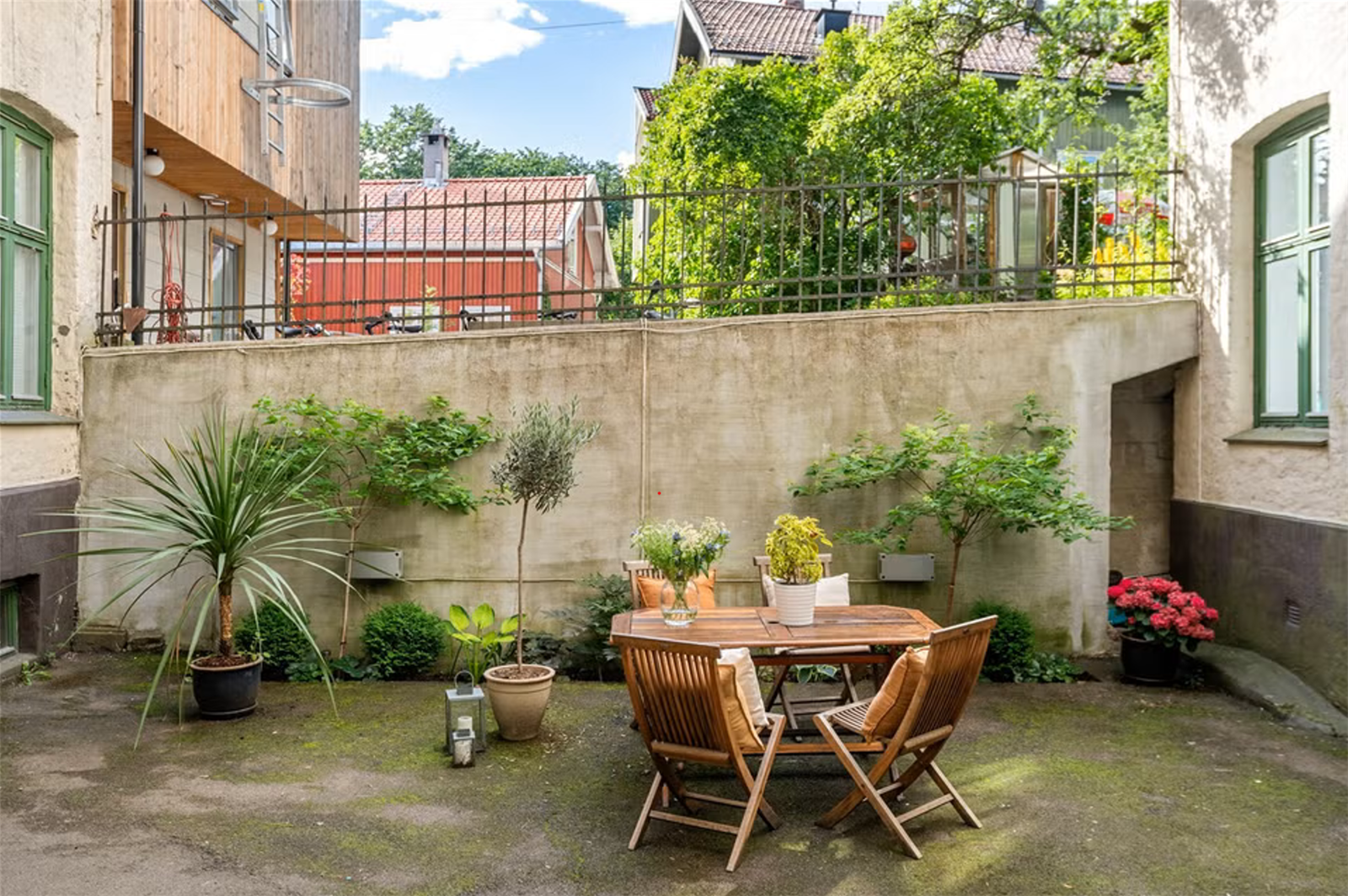 Borettslaget har en hyggelig, felles bakgård med sittegrupper til glede for beboerne. Galleribilde