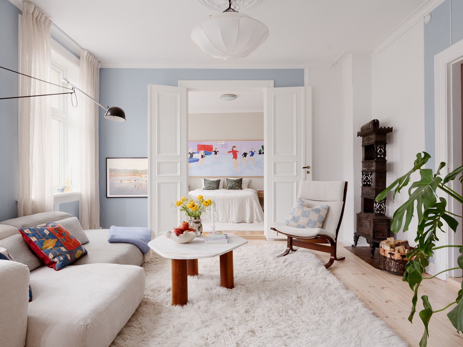 Dette er en lys og vakker 3-roms leilighet med gjennomgående planløsning, god takhøyde, store vindusflater og klassiske detaljer. Galleribilde