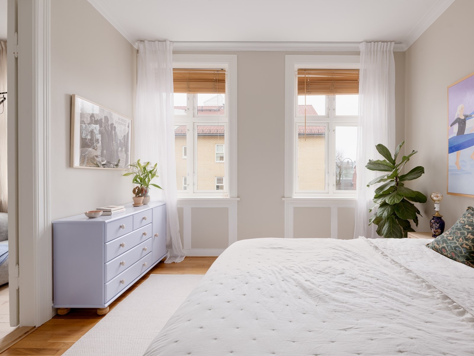 Vinduer på sørsiden (kjøkken, stue og soverom 1) ble skiftet i 2022 i regi av borettslaget. Galleribilde