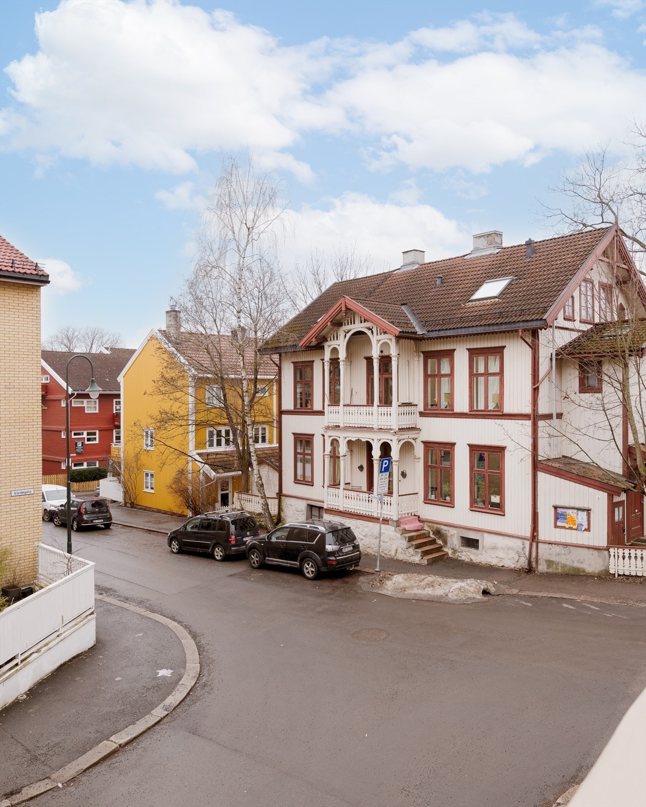Utsikt mot Rodeløkkas idylliske trehusbebyggelse, som gir området en unik og nostalgisk atmosfære. Galleribilde