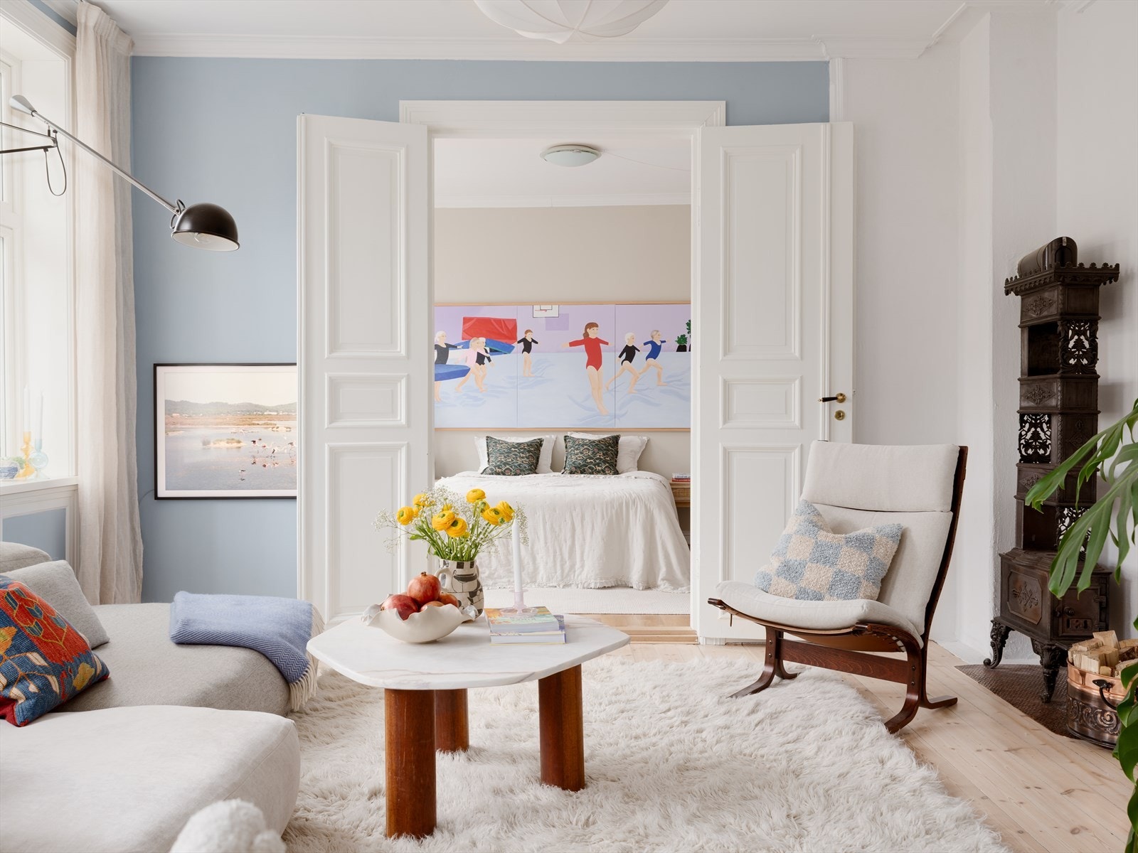 De doble fløydørene ble installert i 2024 og skaper en elegant overgang til hovedsoverommet. Galleribilde