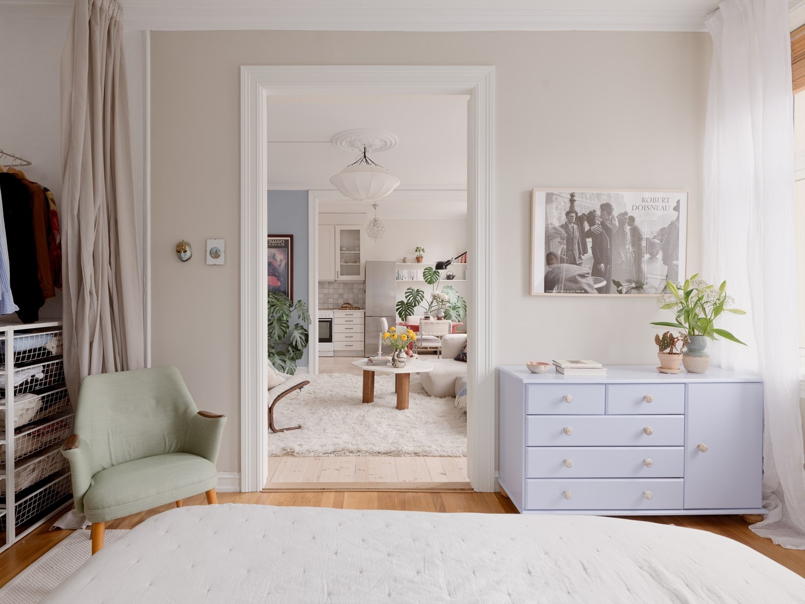 Den åpne løsningen mot stuen gir en luftig og fleksibel romfølelse. Galleribilde