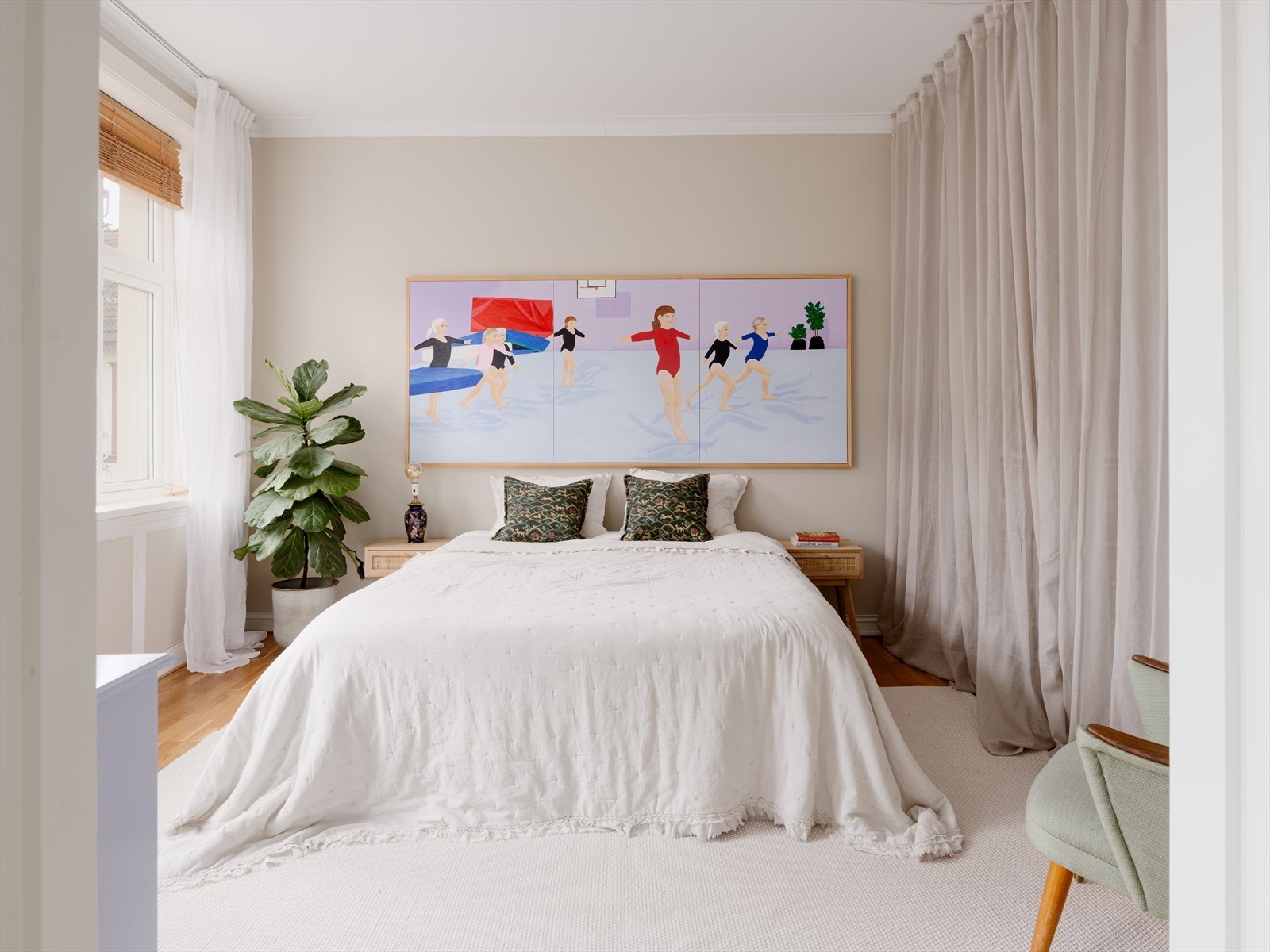 Hovedsoverommet er av god størrelse med plass til dobbeltseng og tilhørende møblement. Galleribilde