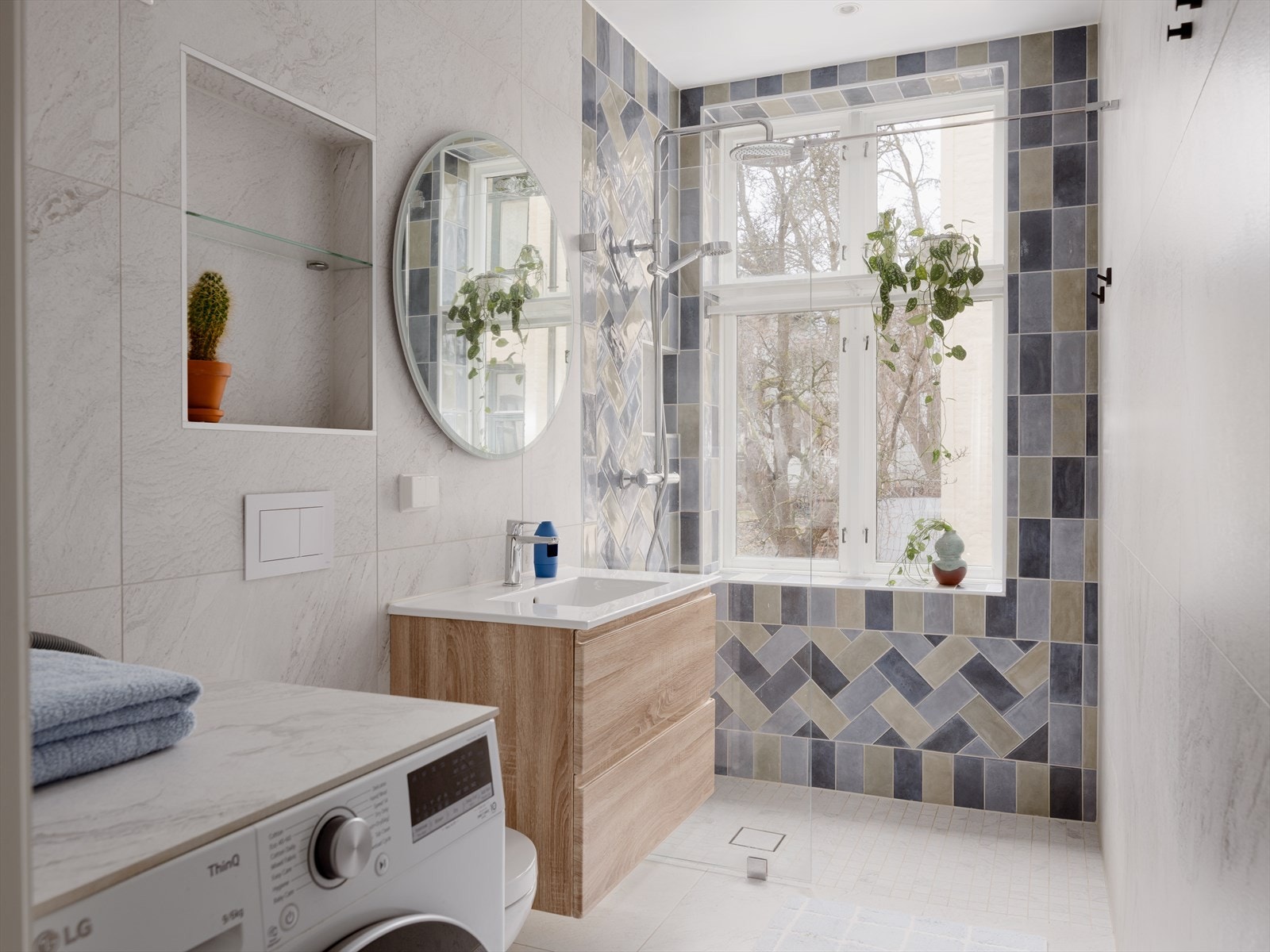 Her får du en elegant kombinasjon av fliser som gir rommet et unikt og stilfullt uttrykk. Badet har downlights i himlingen og elektrisk gulvvarme for ekstra komfort. Galleribilde