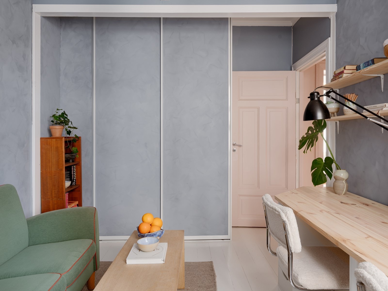 Skyvedørsgarderoben er diskret integrert i veggen og utnytter plassen godt. Galleribilde