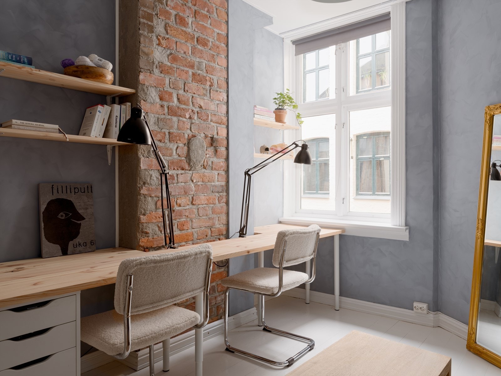 En smart løsning for hjemmekontor med god plass til to arbeidsstasjoner (pult og kommode medfølger ikke). Galleribilde