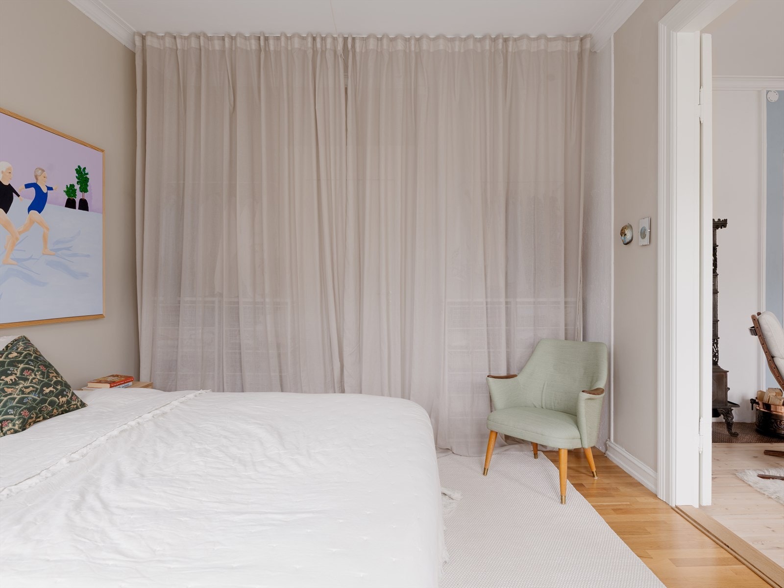 En smart gardinløsning gir mulighet for å skjerme av en romslig garderobedel. Galleribilde