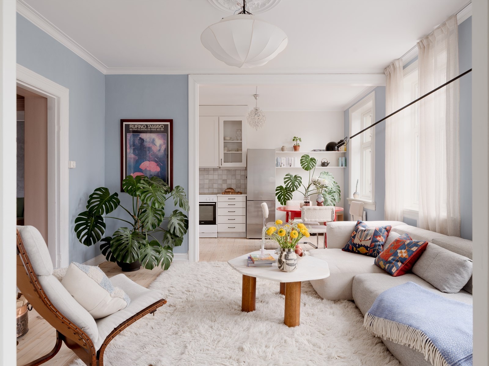 En sosial og åpen løsning mellom stue og kjøkken, med en generøs takhøyde på 2,84 meter. Galleribilde