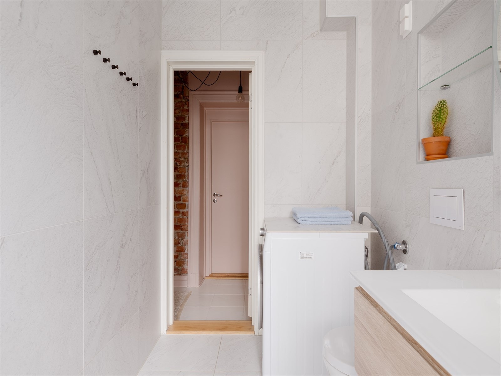 Det er praktisk opplegg for vaskemaskin på badet, og det elektriske anlegget er oppgradert i 2021. Galleribilde