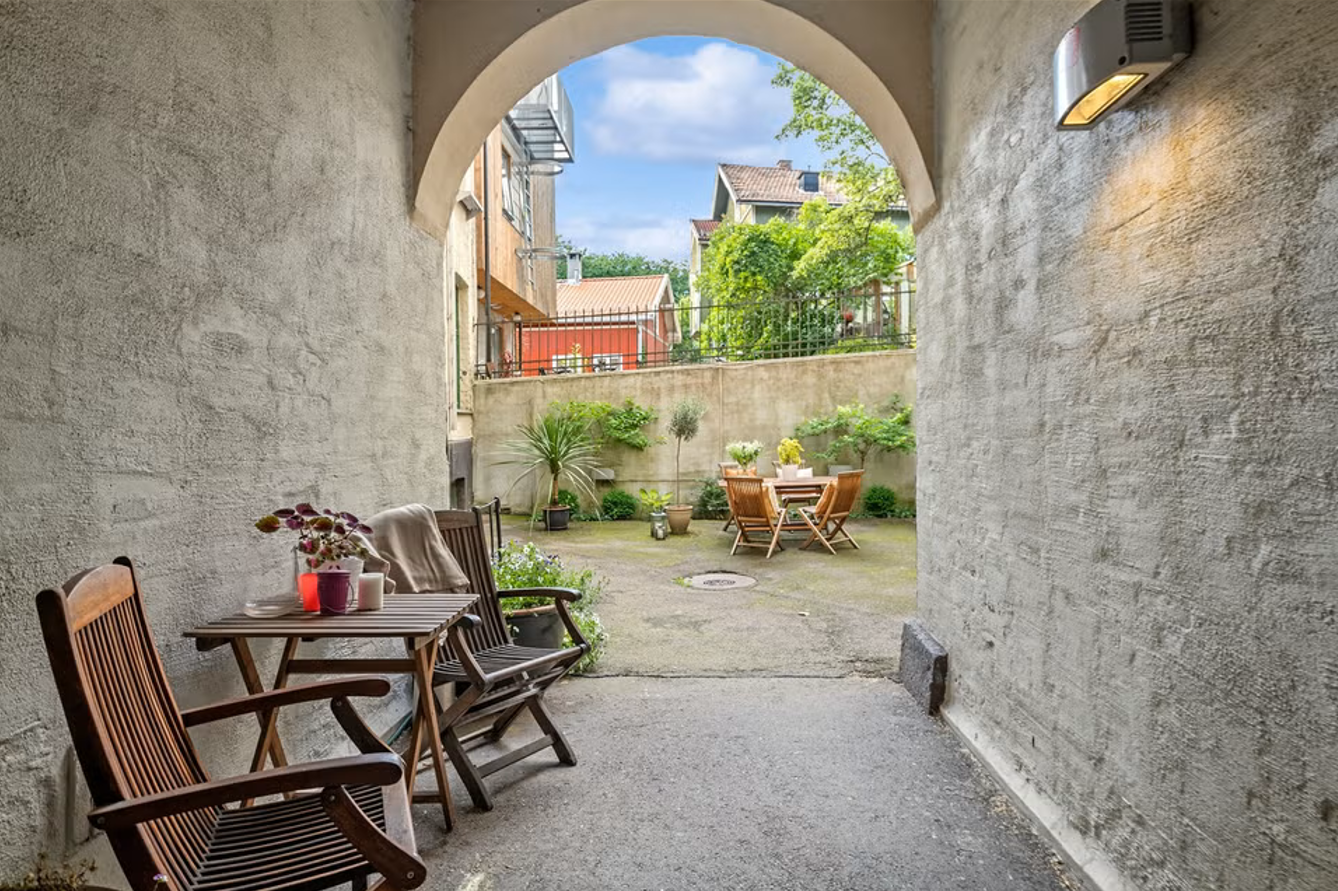 En lun og skjermet uteplass som er en del av borettslagets fellesarealer. Galleribilde