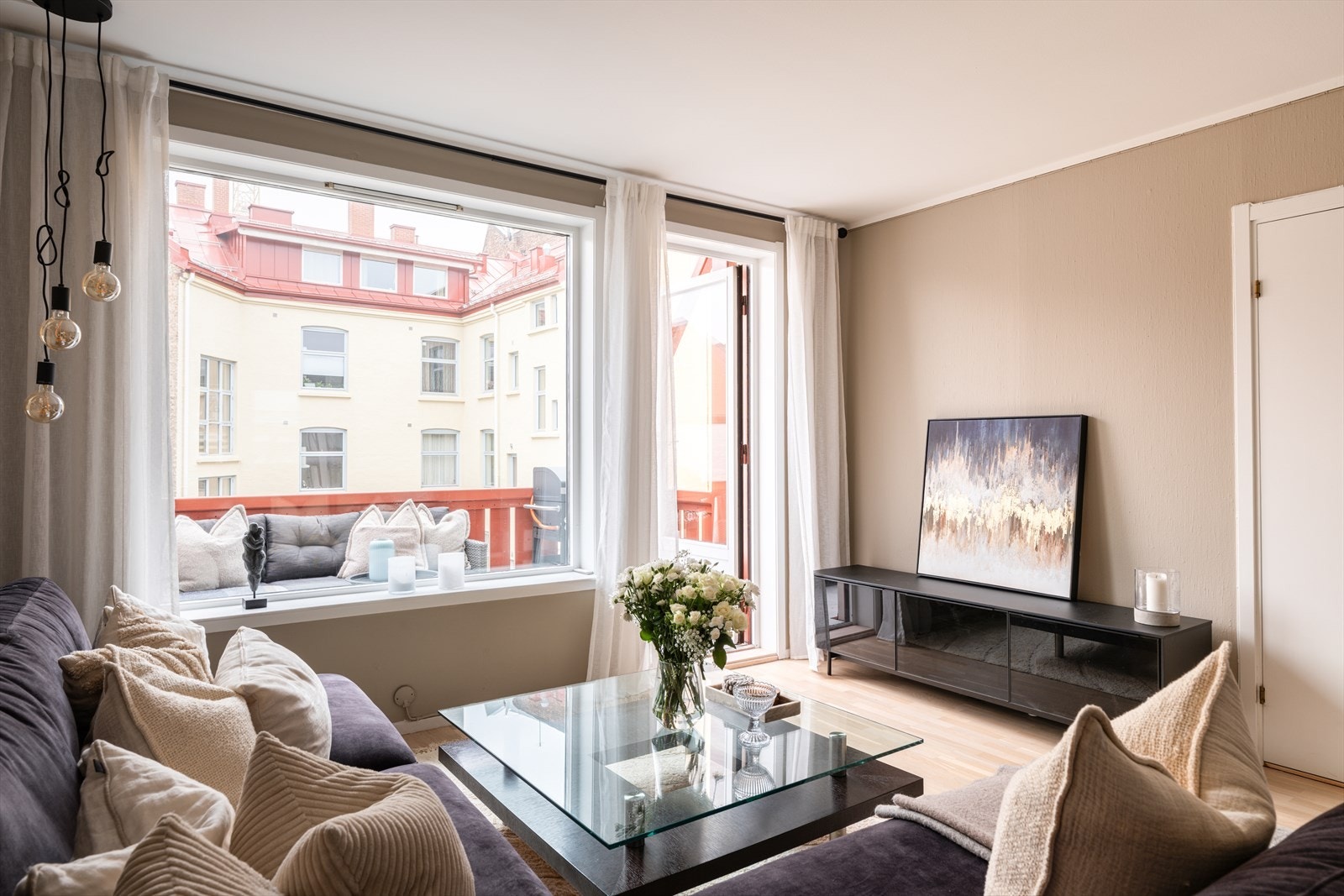 Koselig stue med gode lysforhold. Galleribilde