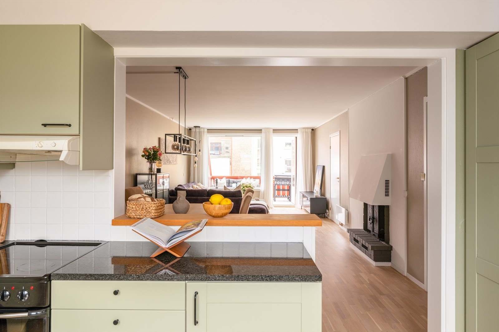 Peis i leiligheten gir en lun atomsfære og gjennomgående varme. Galleribilde