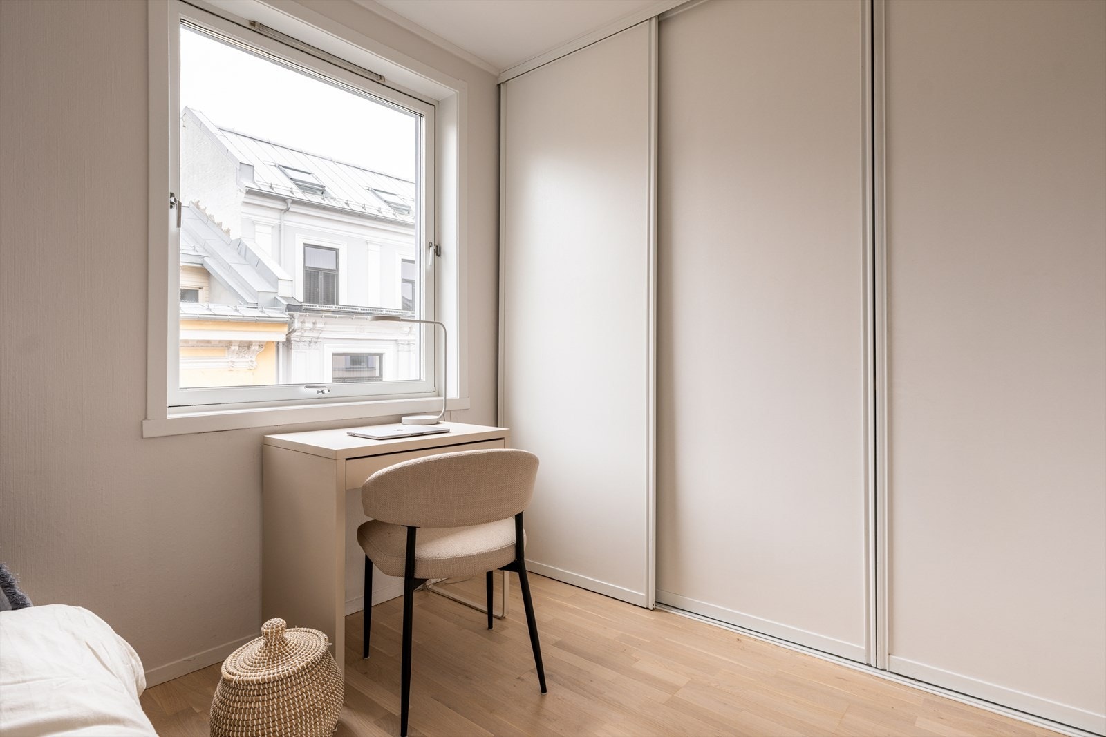 Stor skyvedørsgarderobe. Galleribilde