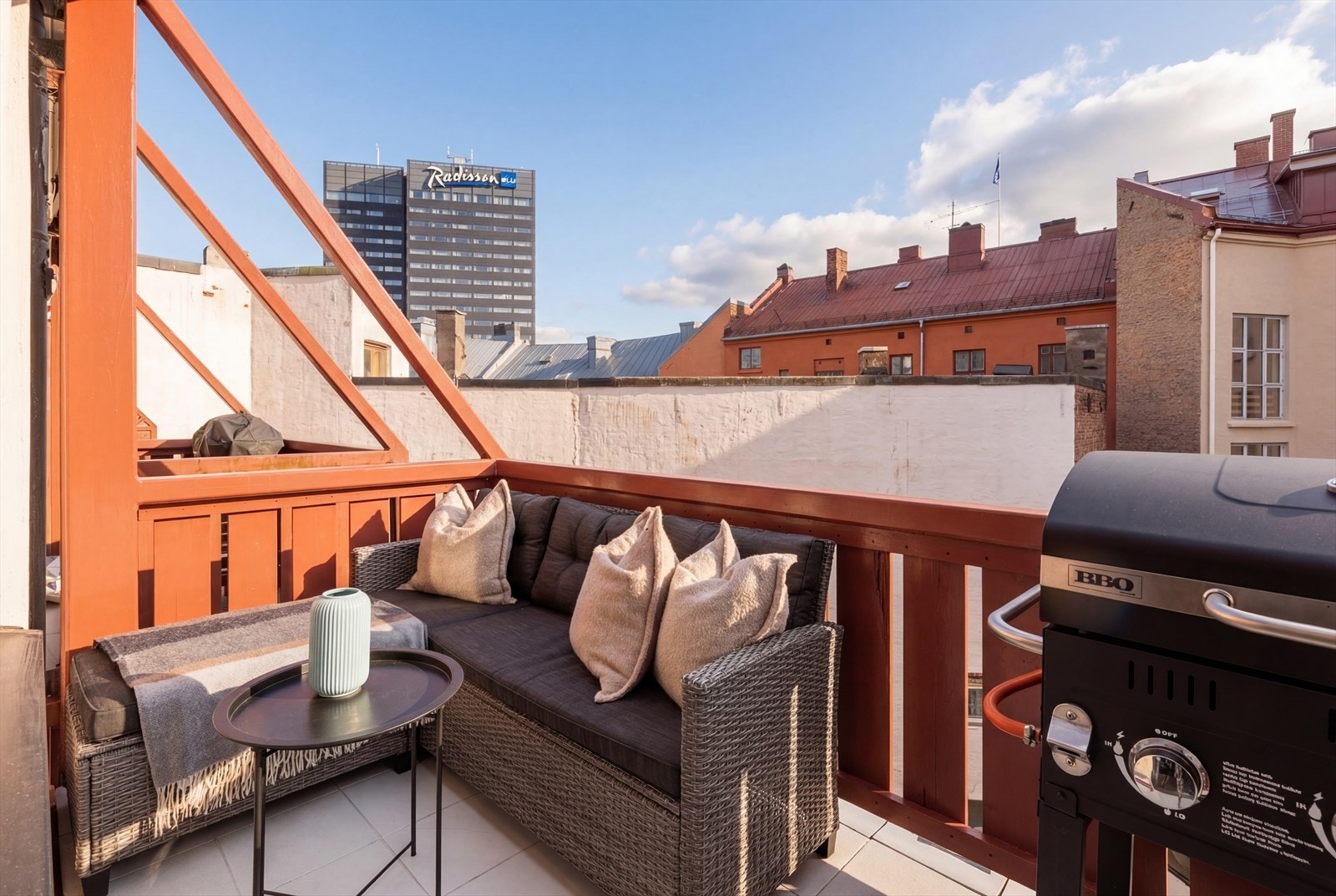 Leiligheten byr blant annet på en sydvestvendt balkong med gode solforhold. Bildet er redigert av fotografen ved bruk av AI og illustrerer en solværsdag. Galleribilde