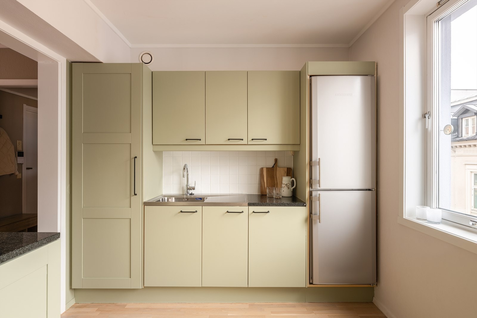 Meget praktisk og funksjonelt med mye oppbevarings- og benkeplass. Galleribilde