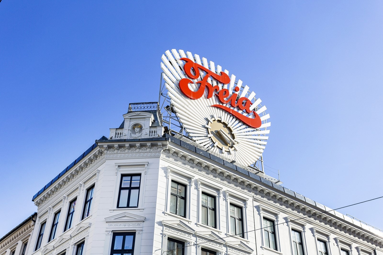 Karl Johan, med et hav av shopping, restauranter og severdigheter, er også bare en spasertur unna. Galleribilde