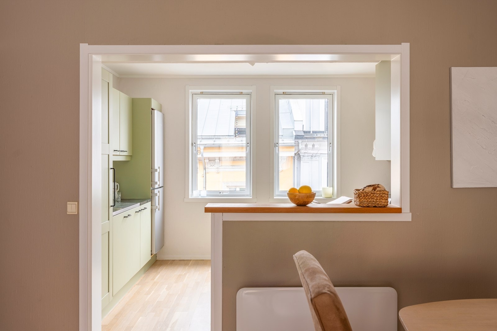 Den gjennomgående planløsningen sørger for gode lysforhold og en herlig atmosfære. Galleribilde