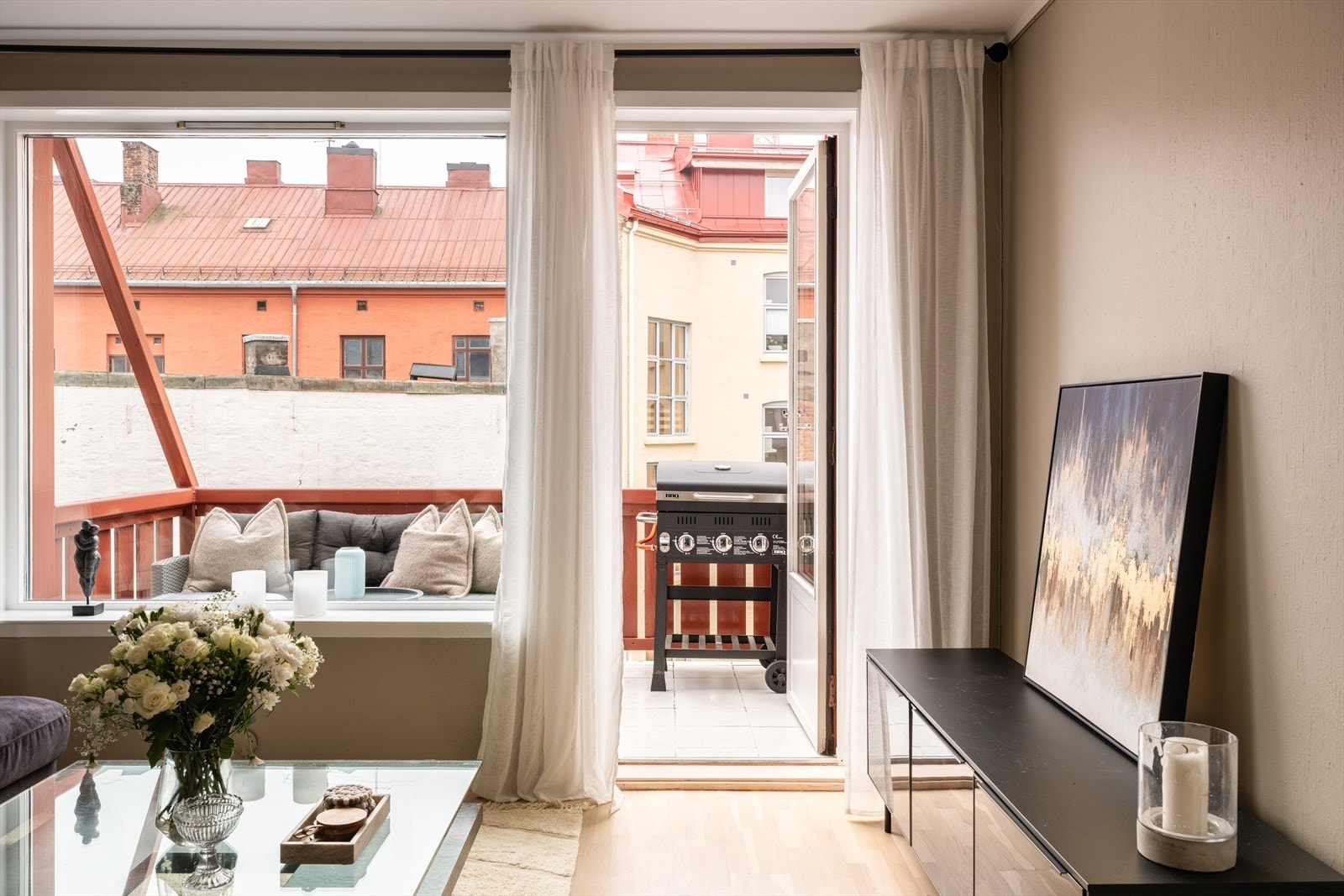 Fra stuen er det utgang til en herlig og solrik balkong. Galleribilde