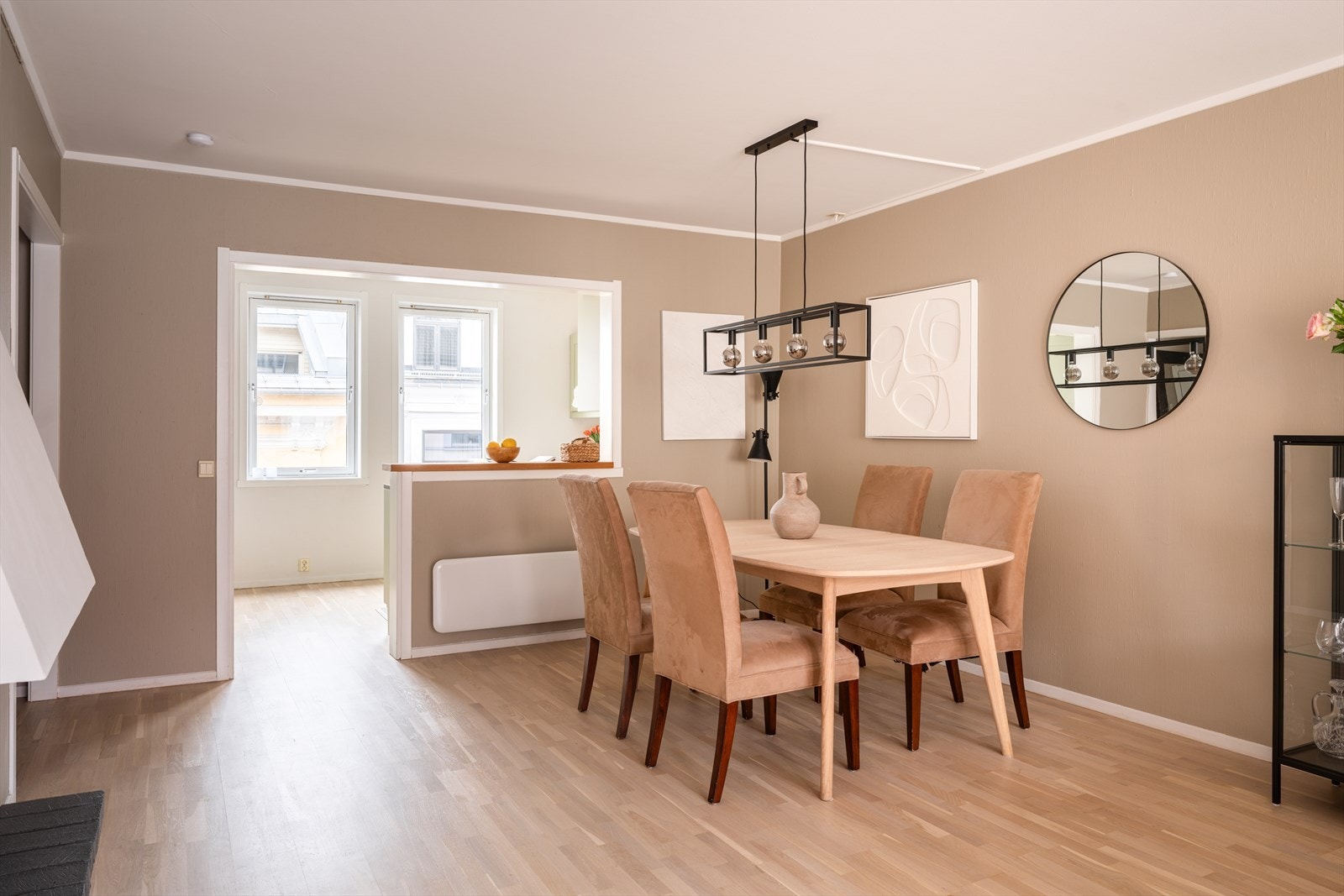 Plass til et stort spisebord hvor venner og familie kan samles til hyggelige sammenkomster. Galleribilde