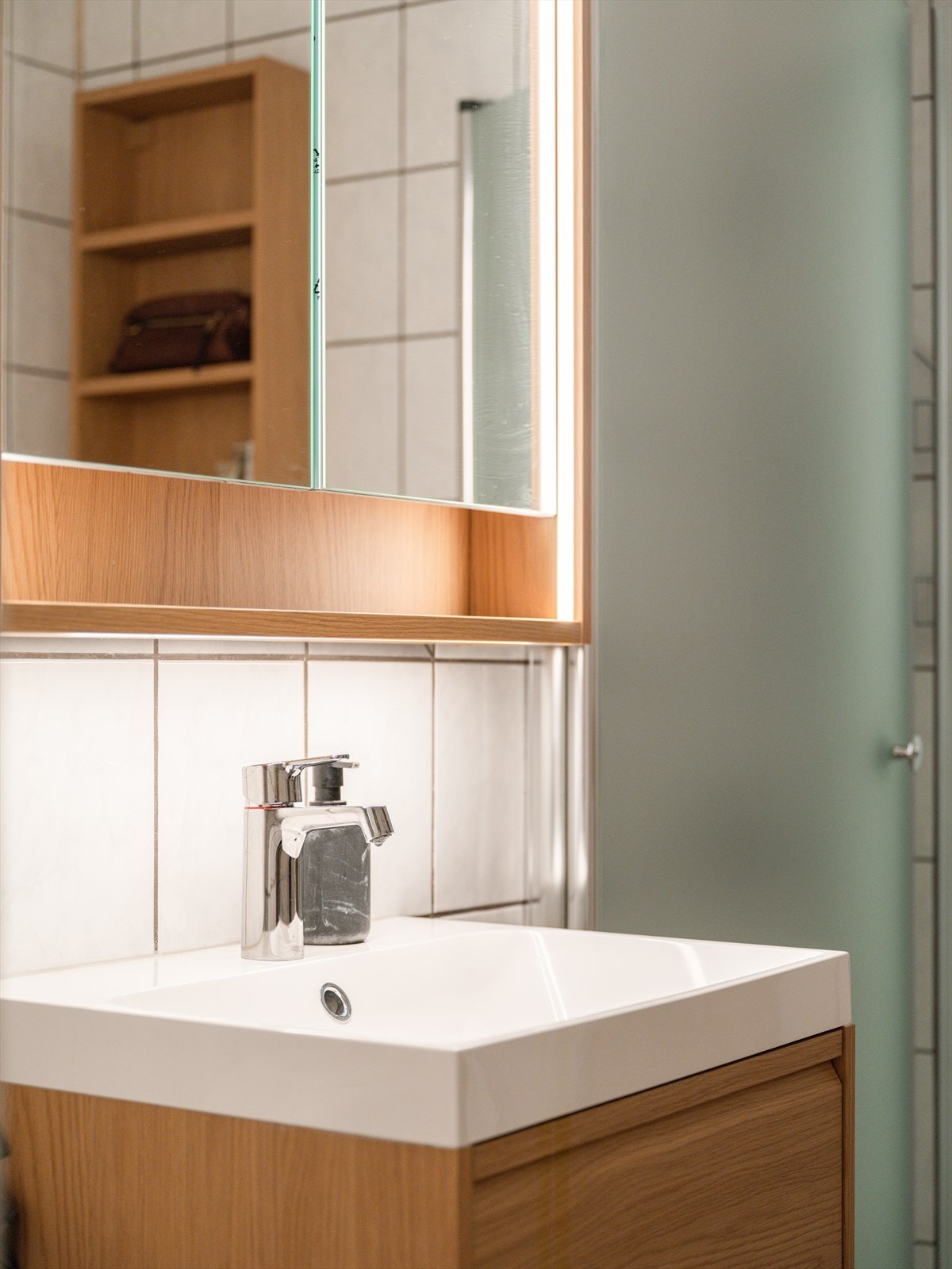 Nytt servantskap, armatur og speilskap i 2026 og nytt dusjhode i 2025. Galleribilde