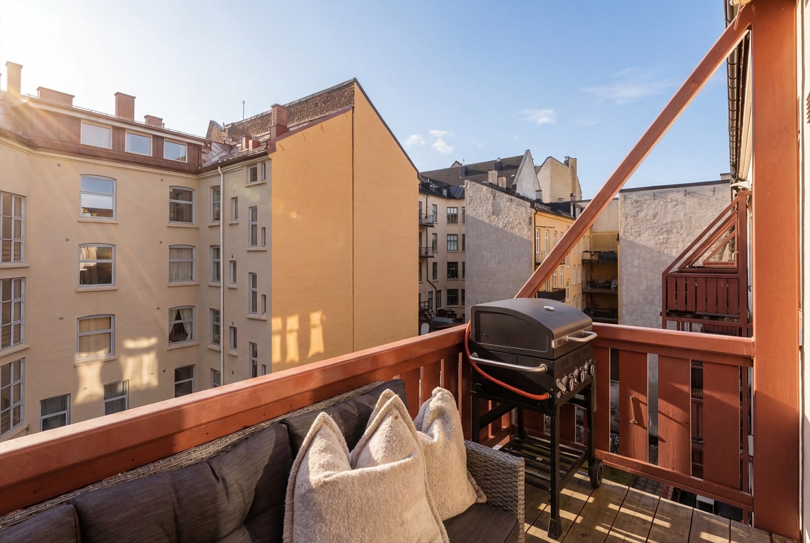 Balkongen er ca. 5 kvm og sydvestvendt. Bildet er redigert av fotografen ved bruk av AI og illustrerer en solværsdag. Galleribilde