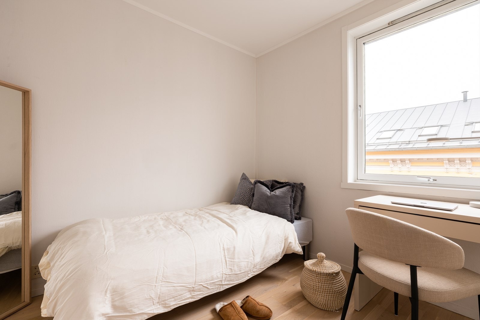 Innbydende soverom nr. 2 med adkomst fra entréen. Galleribilde